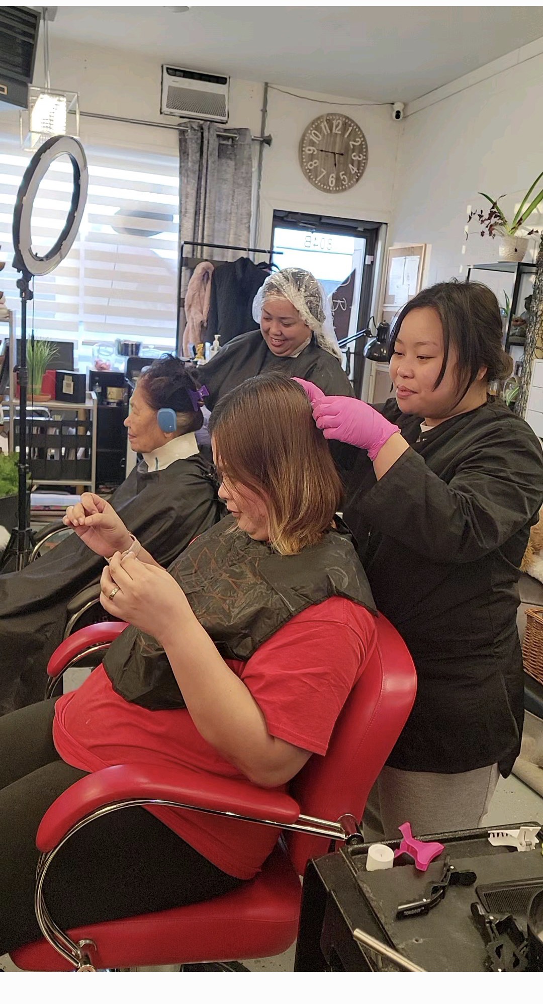A busy afternoon on the salon floor with three chairs going at once